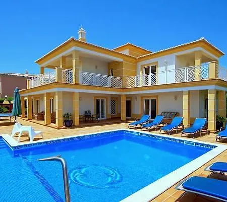 Homestay Carisa Suites *